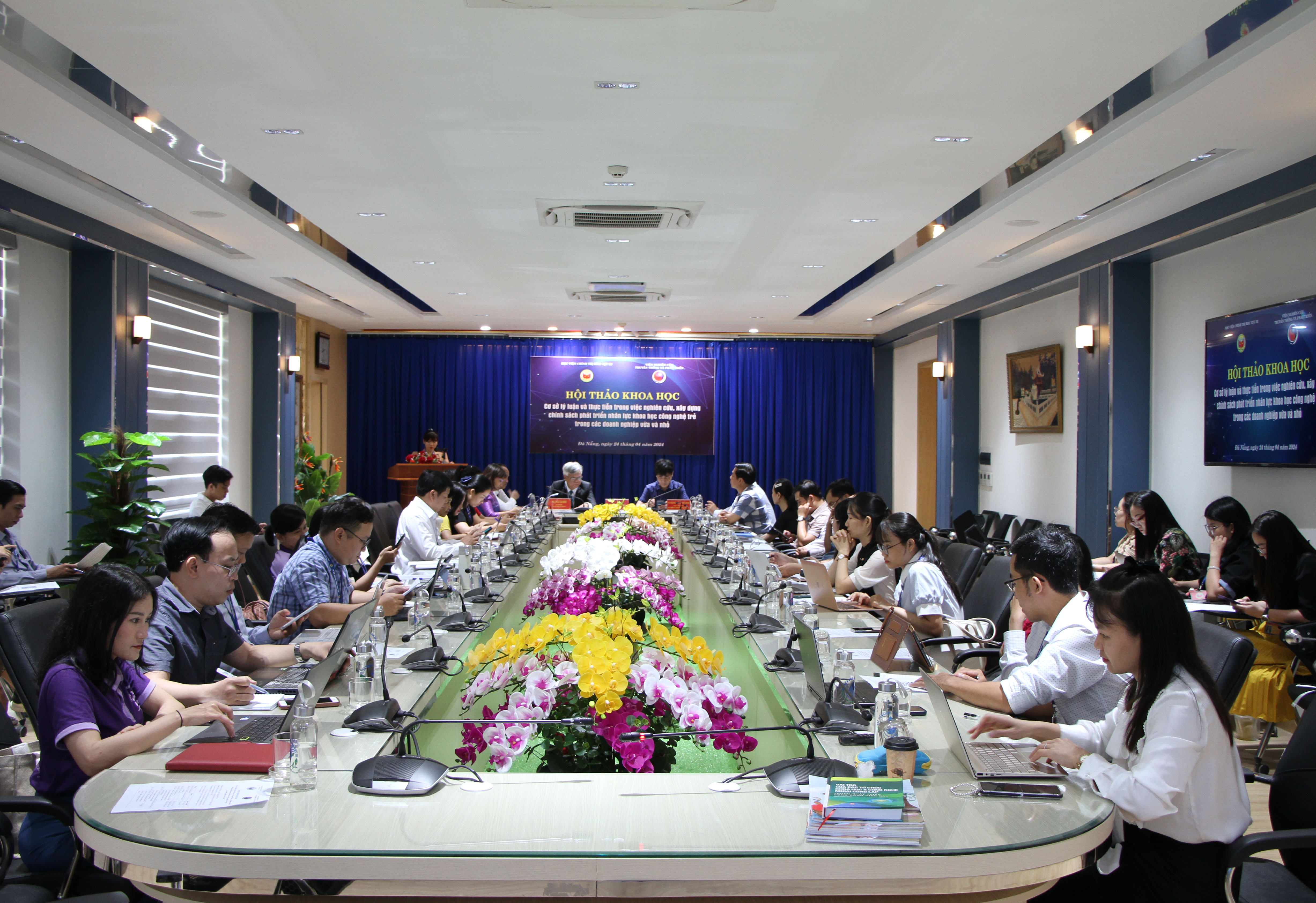 Hội thảo khoa học: “Cơ sở lý luận và thực tiễn trong việc nghiên cứu, xây dựng chính sách phát triển nhân lực khoa học công nghệ trẻ trong các doanh nghiệp vừa và nhỏ”