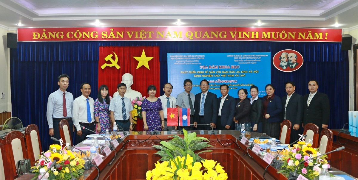 TỌA ĐÀM KHOA HỌC VỚI TRƯỜNG CHÍNH TRỊ - HÀNH CHÍNH TỈNH SAVANNAKHET – CỘNG HÒA DÂN CHỦ NHÂN DÂN LÀO