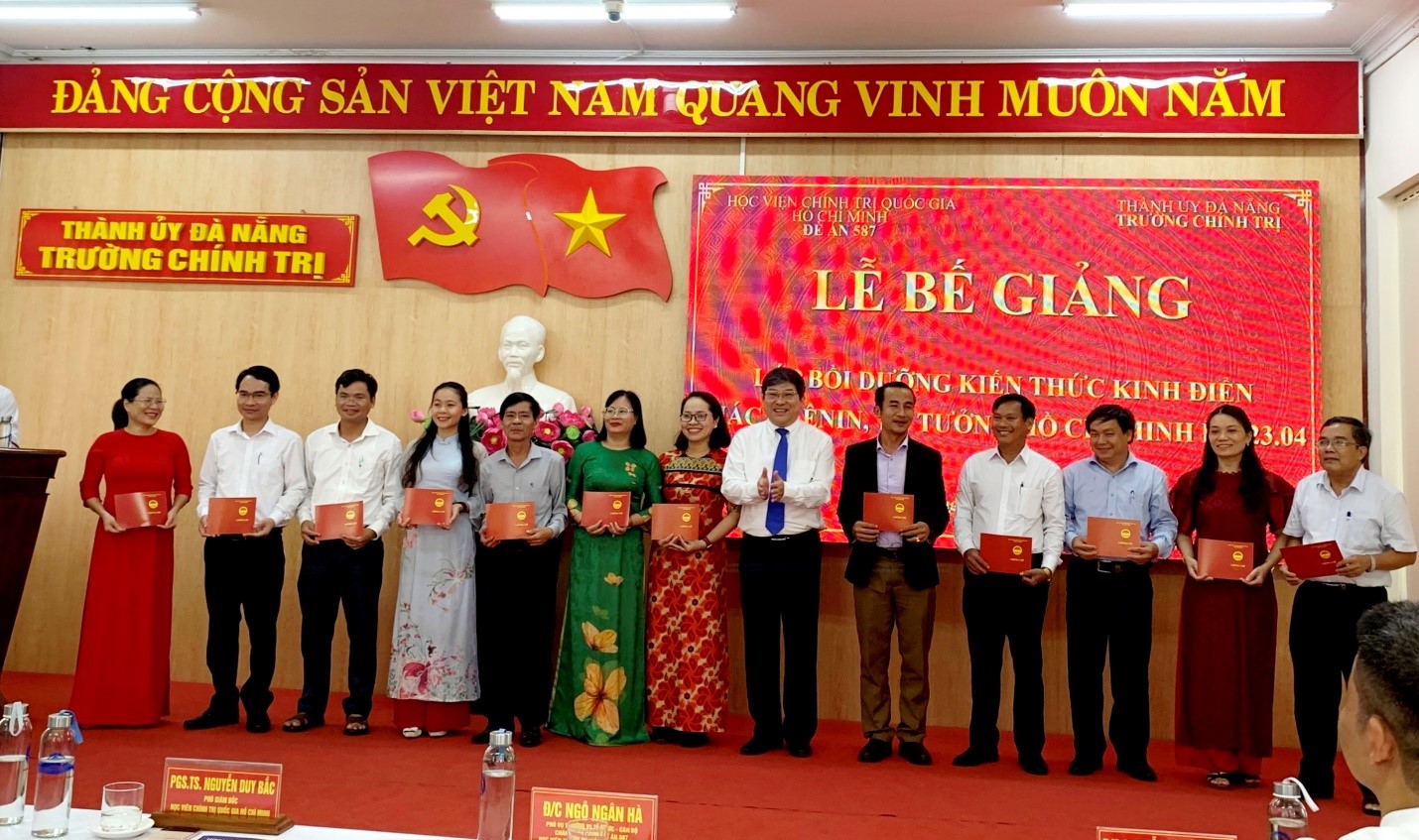 Bế giảng Lớp Bồi dưỡng kiến thức kinh điển Mác - Lênin, tư tưởng Hồ Chí Minh KĐ23.04